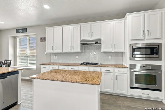 Kitchen with island and gas cooktop at 25022 Elwell Point